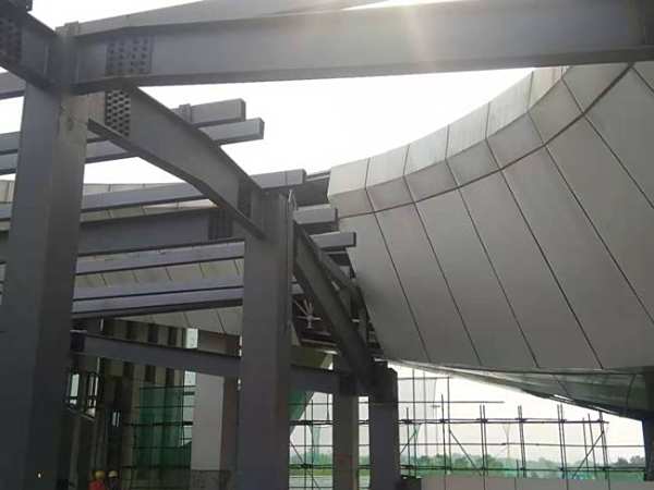 桃花源机场项目现场吊装施工