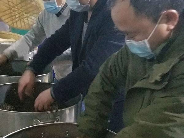 专家在桃江县圣恩茶业进行名优绿茶加工技术指导