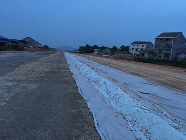 常德石门干线公路土工布土工膜施工现场2