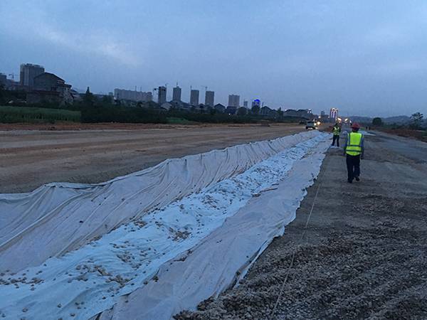 常德石门干线公路土工布土工膜施工现场