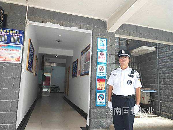 樓棟門口立崗中