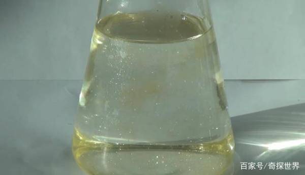 碘化鉀和硝酸鉛反應后倒入色素，竟下起了“黃金雨”，什么原理？