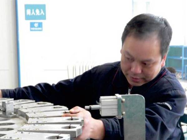 易承列，全国技能大赛冠军，国企高管。