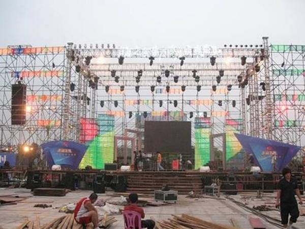 廣場(chǎng)演出