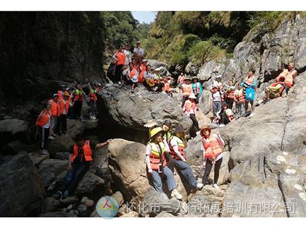 学林雅园幼儿园教师团队岩鹰洞大峡谷拓展活动