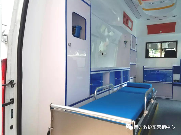 江铃福特新世代全顺V348长轴高顶柴油豪华监护型救护车