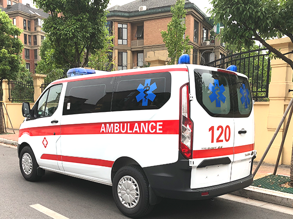 福特新全顺V362短轴低顶监护型救护车