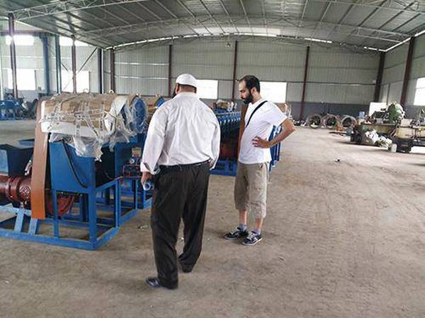 熱烈歡迎科威特客戶來公司采購木炭機設備及生物顆粒機設備