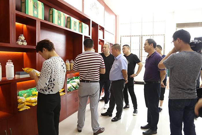 縣商務(wù)局和工業(yè)園組織各地客商來我司視察5
