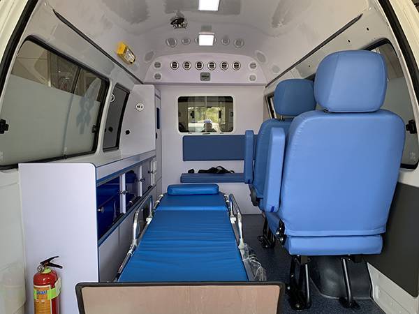 金杯海狮2.0L高顶监护型救护车