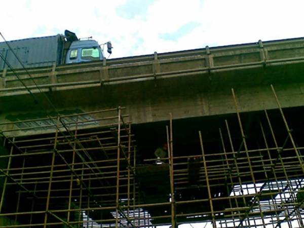 S320国道株洲段、杨林冲立交桥梁裂缝注胶、钢板加固工程