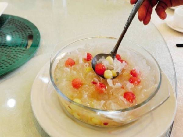 来碗冰糖湘莲，压压酷热暑气