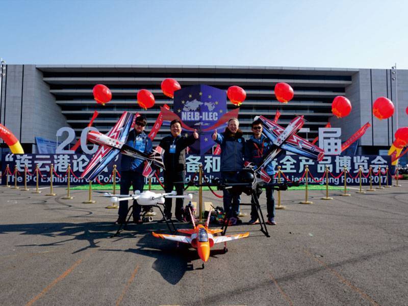 我校无人机团队做飞行表演