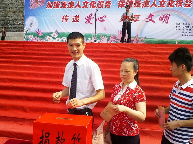 “助残日”贤恩董事长蔡镇业现场捐助