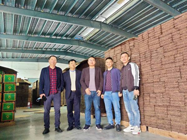 公司总经理谭洪波先生与贵州贵茶集团王宜文先生一行沟通合作事宜。
