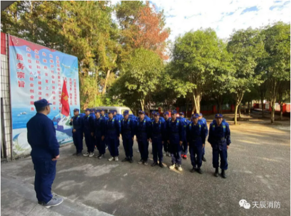 湖南天辰消防基地组织专职消防学员开展徒步拉练重温红色历史活动