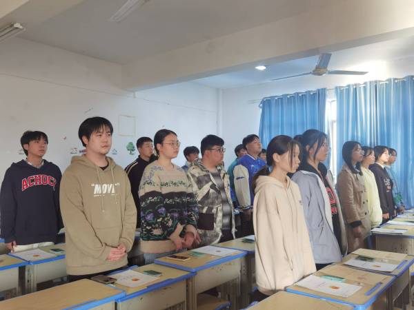 【入团仪式】青春之中国，在我少年！我校举行新团员入团仪式！