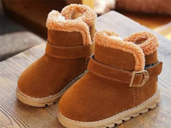 警惕！冬天别给宝宝穿这3种鞋，可能导致足底发育不好
