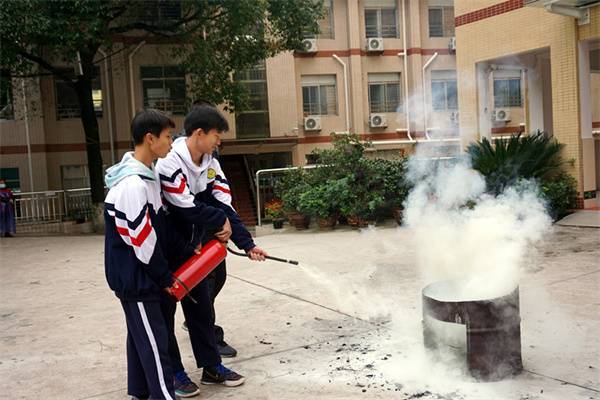 校园消防演练，筑牢安全防线 ——记怀化英才学校学校消防安全教育活动