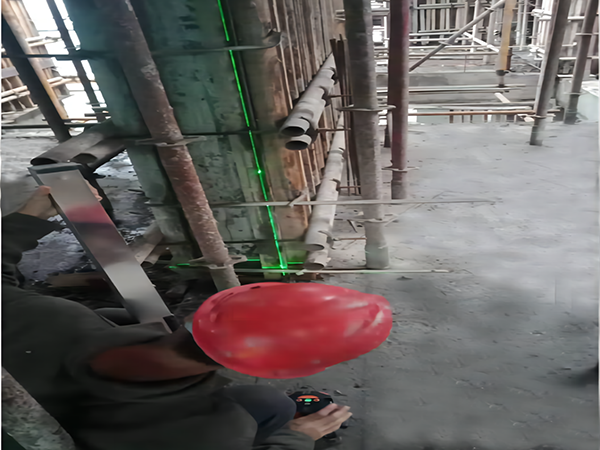 剪力墙模板校垂直度