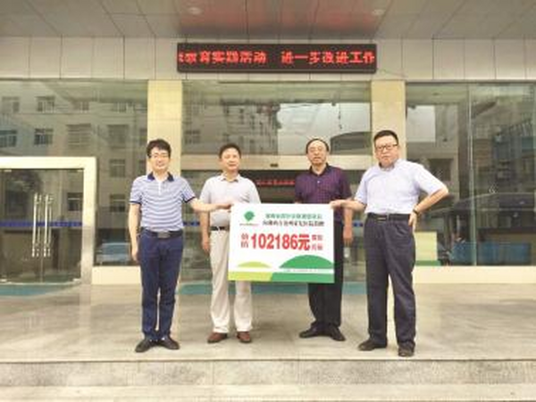 向湘西自治州荣复医院捐赠十万元爱心药品 捐赠现场