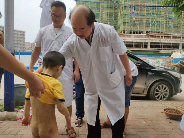 全力解救被“囚禁”的5岁赤裸男孩