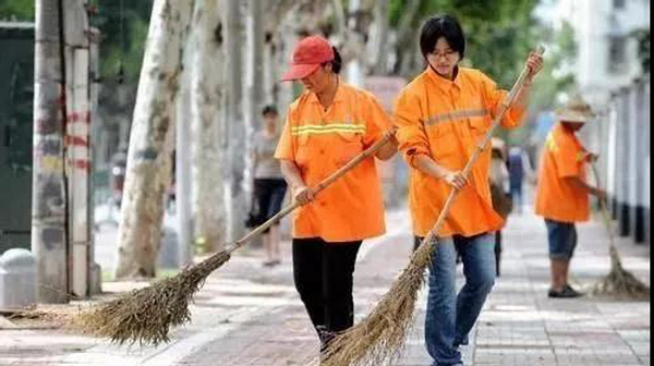 湖南省四叶草党支部开展关爱“马路天使” 保护环境卫生活动
