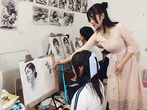 刘明老师在指导学生绘画