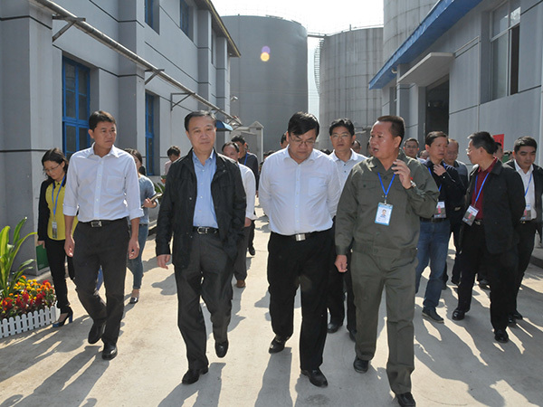 2015年10月20日，时任贵州省扶贫办党组书记、主任叶韬（左二）、铜仁市副市长张明（左三）到我公司调研