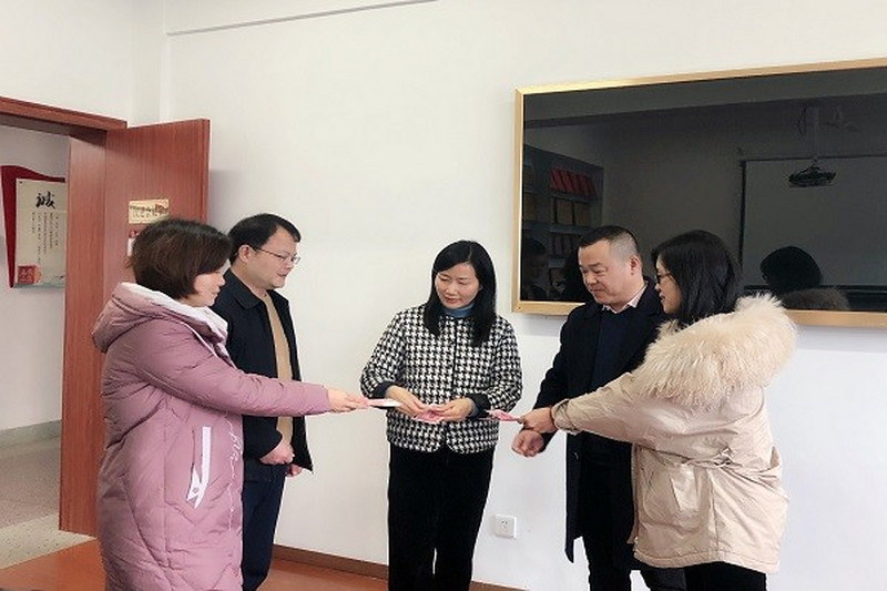 新年上班第一天 机关支部带头交会费