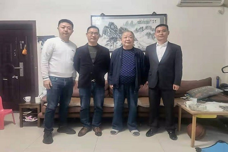 综合总支走访慰问老会员
