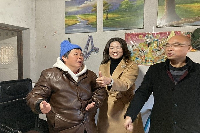 送温暖送关怀 李素娥赴宁乡、平江慰问患病会员