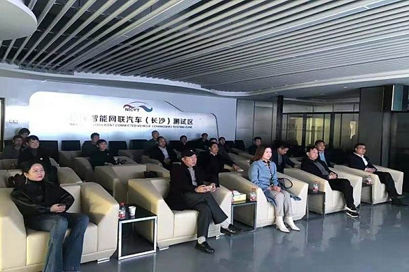 体验无人驾驶智能出行 代表委员热议创新发展 ——民进界省、市人大代表、政协委员赴湘江新区调研视察