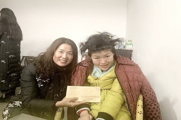 顶风踏雪只为你——李素娥赴平江看望慰问会