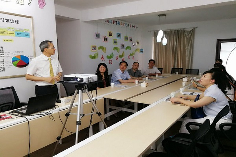 民进长沙市委专职副主委李素娥陪同邵阳客人考察“阅读•梦飞翔”长沙办事处