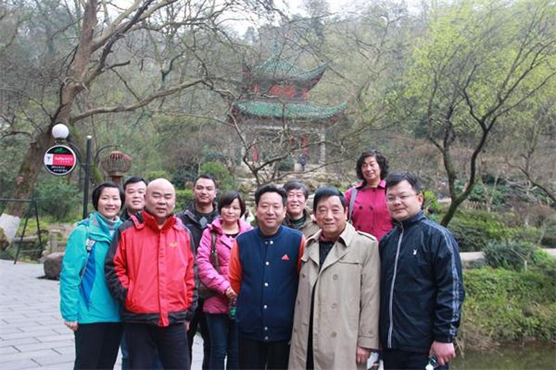 会市委机关支部开展登山活动