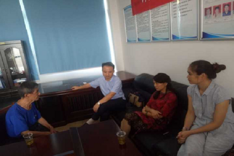 民进市委专职副主委李素娥一行走访慰问科大景园社区困难户