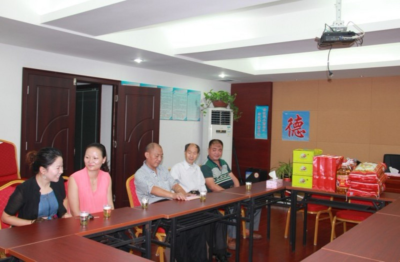 会市委走进怡园社区开展“中秋送温暖”活动