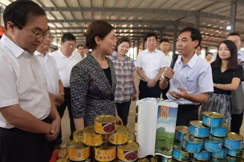 省政协主席李微微调研民进会员花猪产业项目