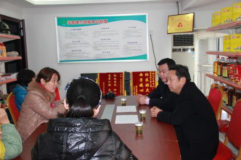 会市委春节前赴怡园社区慰问困难群众