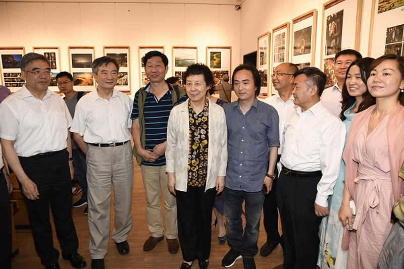 民进长沙市委专职副主委李素娥参加“走进湘桂黔边•关注老少山穷”全国摄影获奖作品展