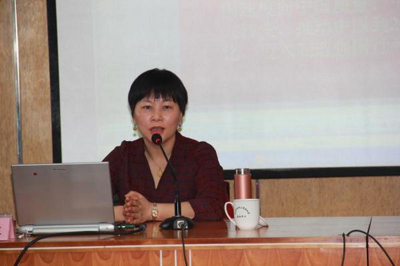 会市委举行学习贯彻全国“两会”精神报告会