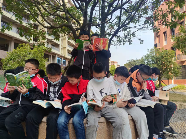 沉浸在书香中的孩子们