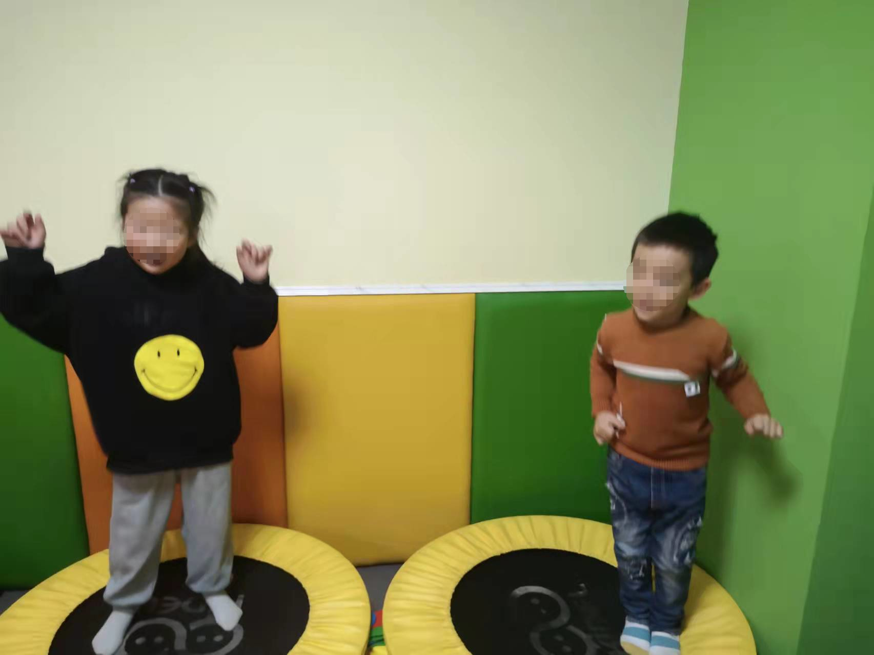 感统训练之蹦床