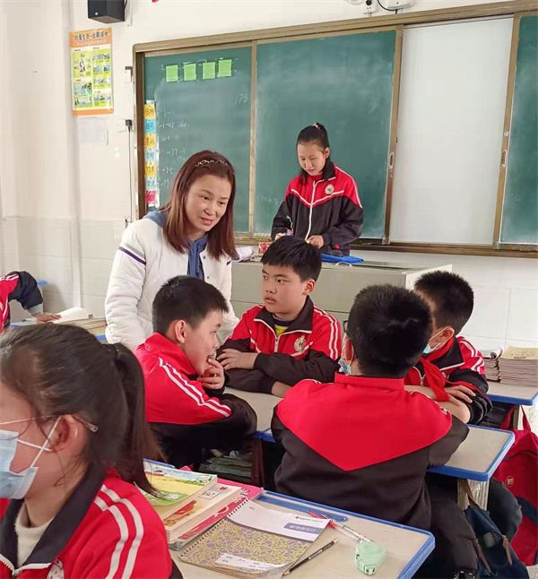 向红梅老师指导小组阅读交流讨论