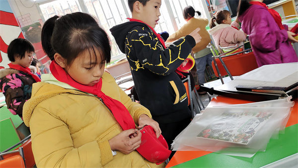 教师指导学生包书2