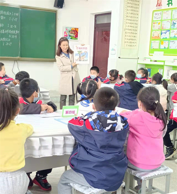 向红梅老师给低年级学生上绘本故事课