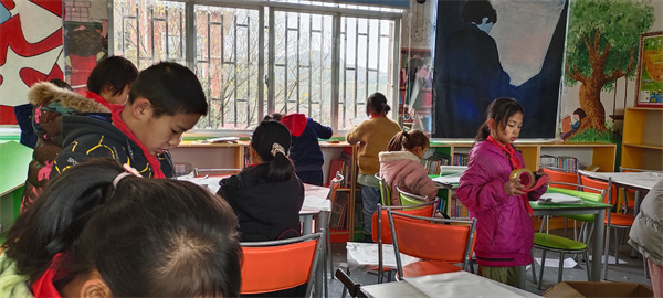 教师指导学生包书