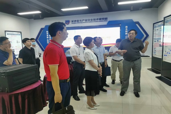 “加快培育发展北斗产业对策研究”课题组赴