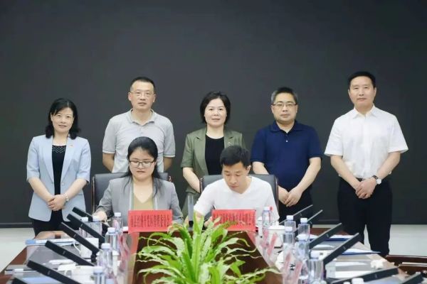 新领航检测与南县经开区签订医疗器械检验检测公共服务平台共建协议，黄东红 梁毅恒出席